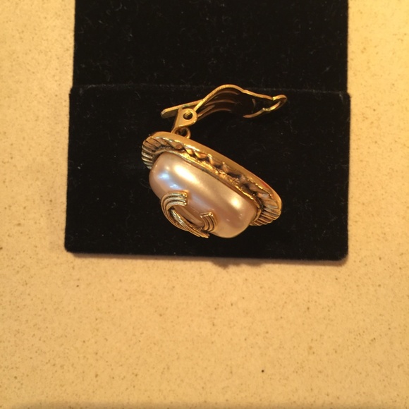 CHANEL Vintage Clip-On Earrings - Picture 6 of 14